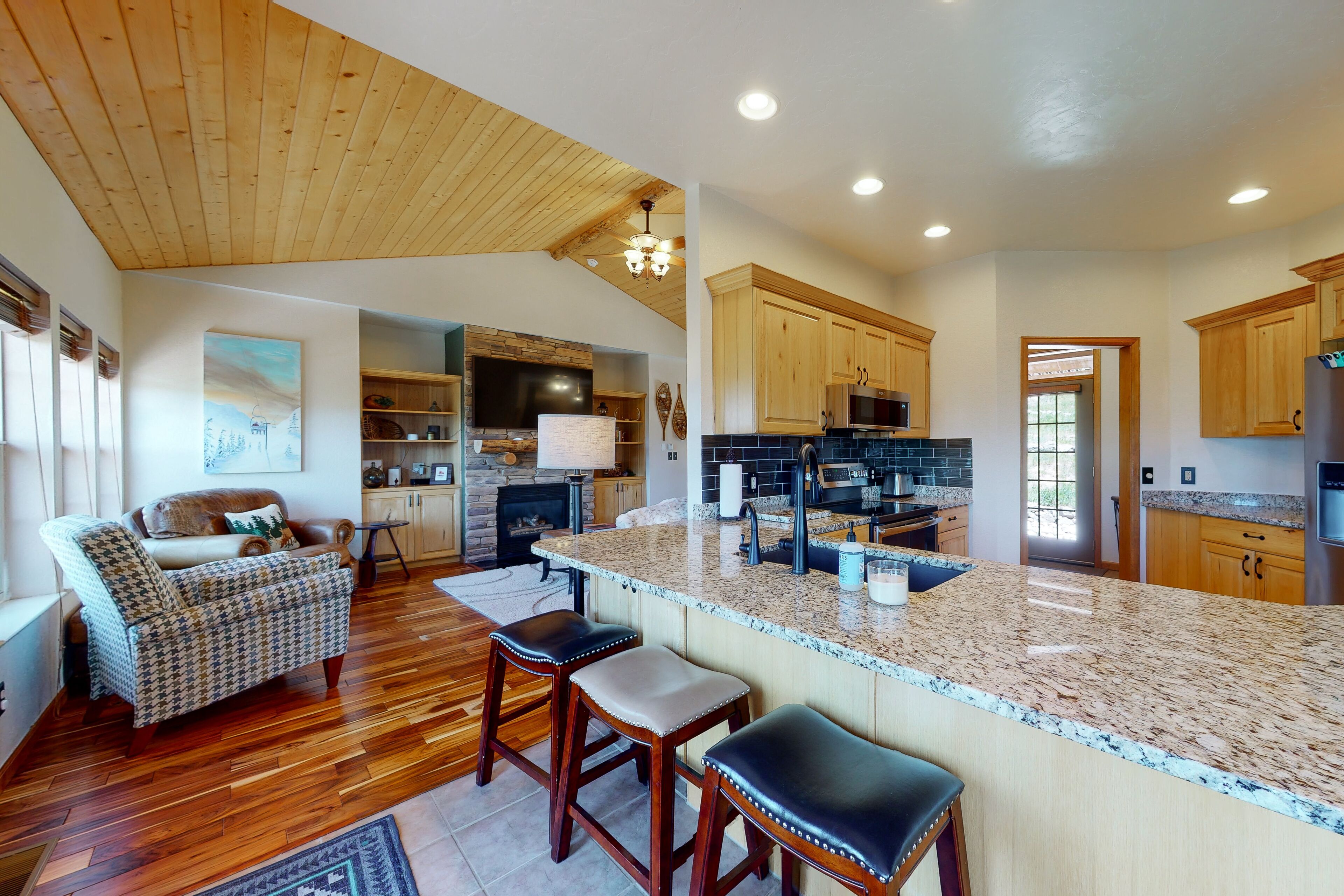 Hillside home with panoramic mountain views, deck, gas firepit & pool table