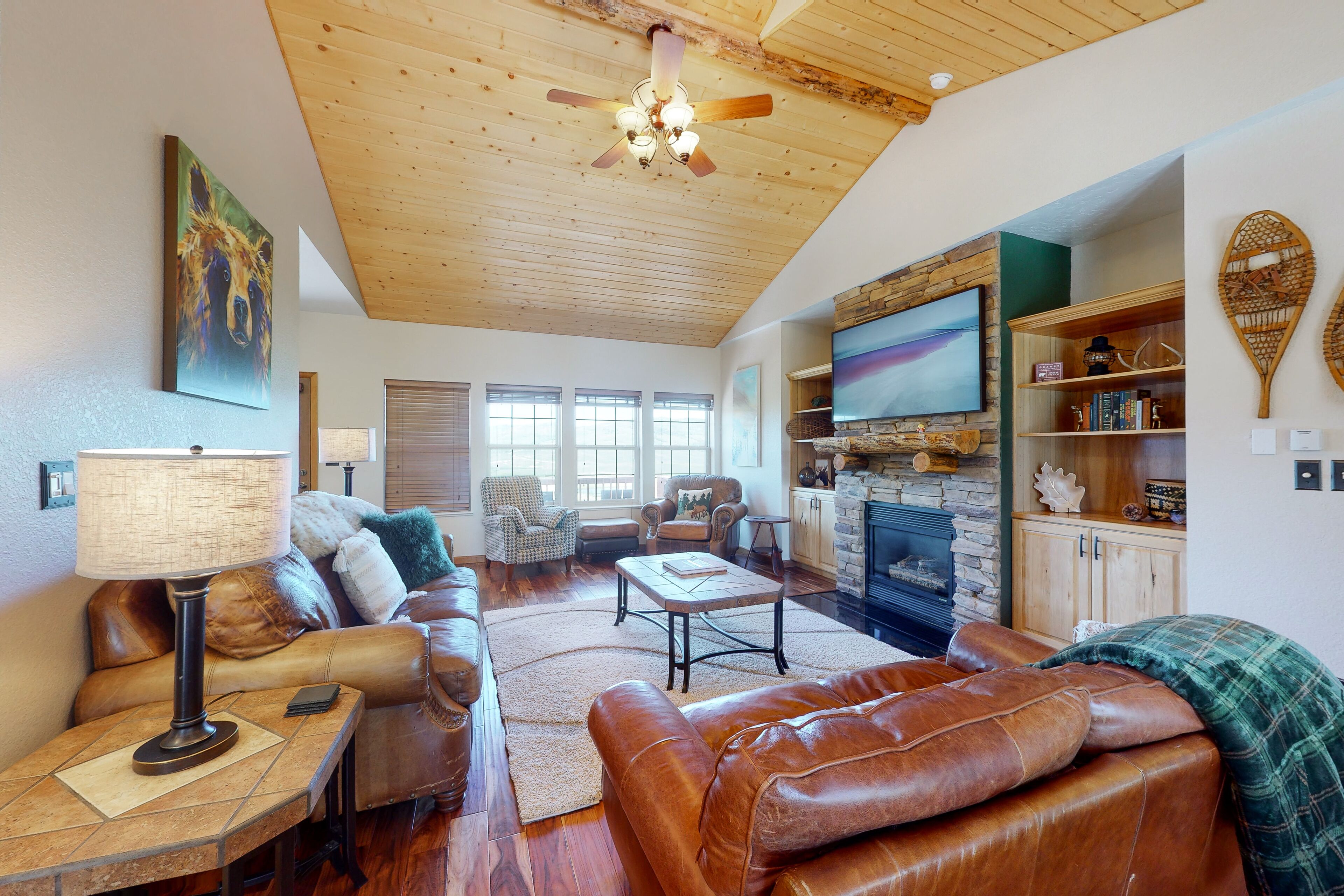 Hillside home with panoramic mountain views, deck, gas firepit & pool table