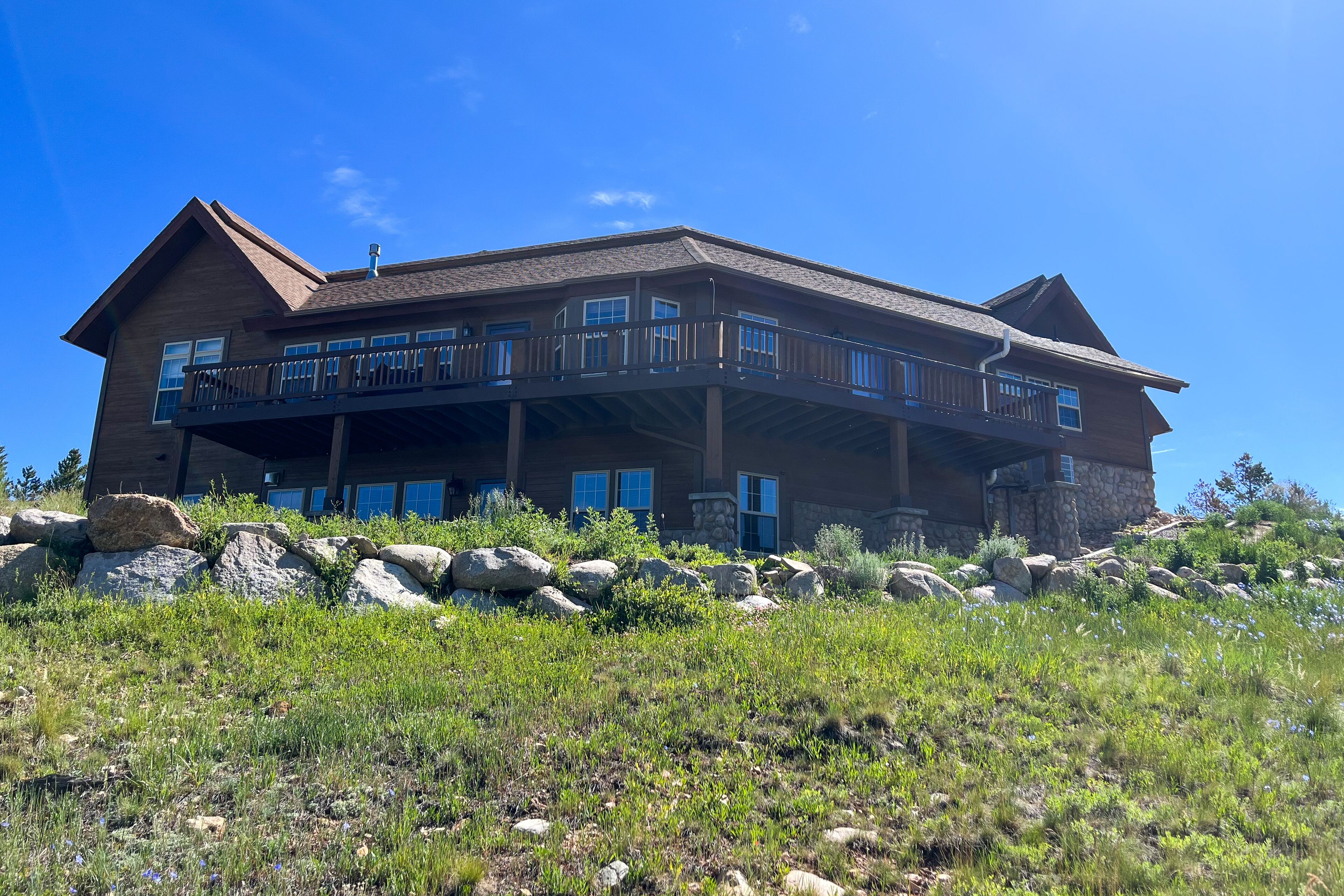 Hillside home with panoramic mountain views, deck, gas firepit & pool table