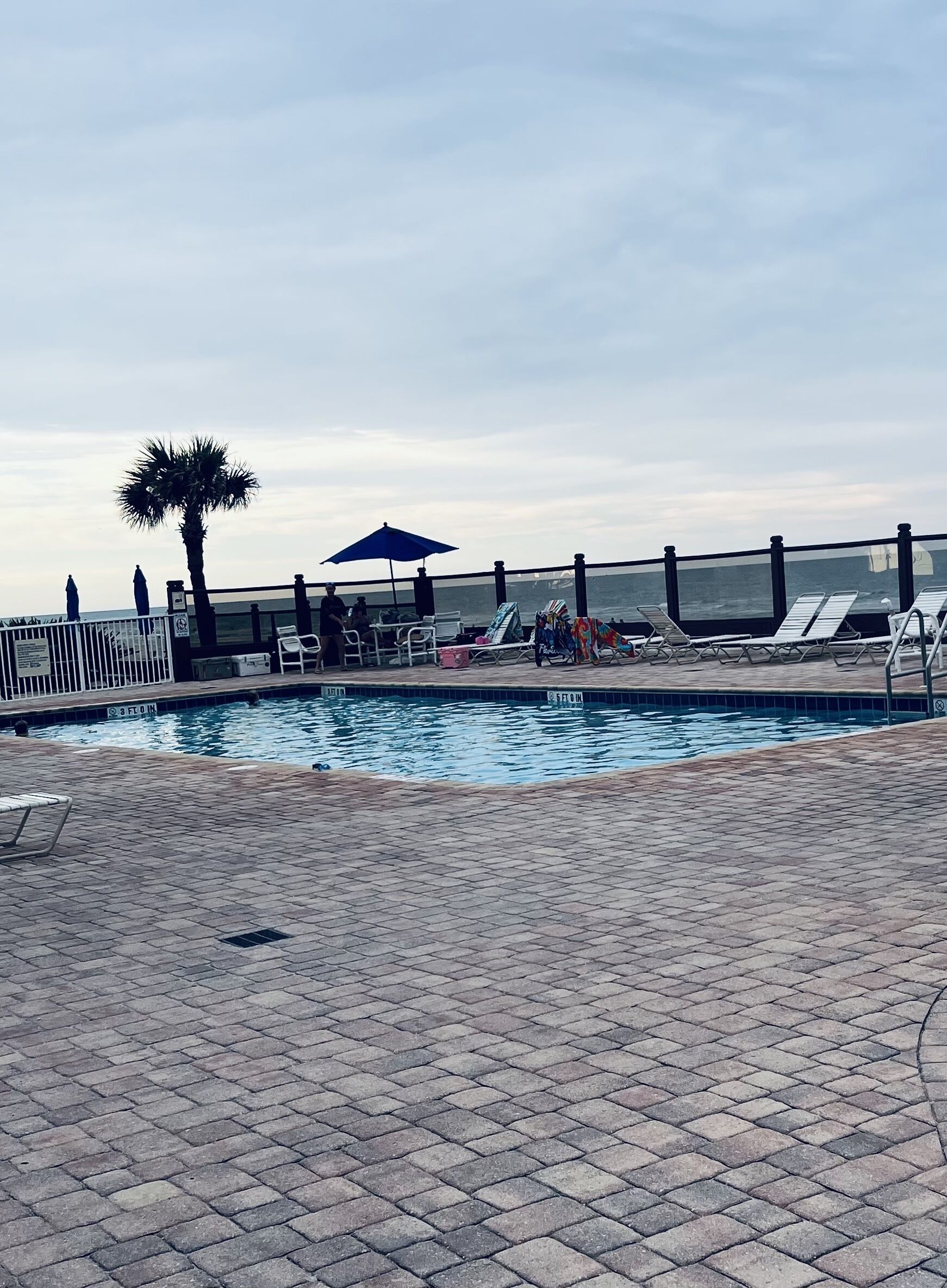 Een binnenzwembad, een buitenzwembad