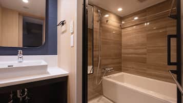 Separate bathtub and shower, deep-soaking bathtub, hair dryer