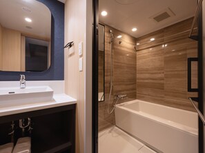 Separate tub and shower, deep soaking tub, hair dryer, electronic bidet - MIMARU Osaka Shinsaibashi North (Osaka)