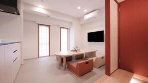 Kamar (HIME) | Selimut bulu angsa, brankas, dan setrika/meja setrika