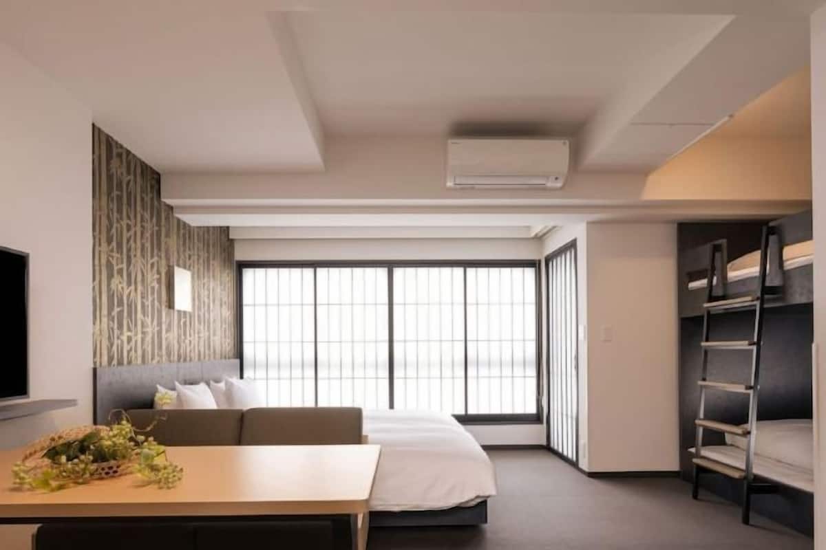 1 slaapkamer, donzen dekbedden, een kluis op de kamer