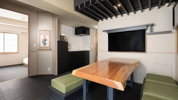 Ninja-Room | Down comforters, in-room safe, iron/ironing board