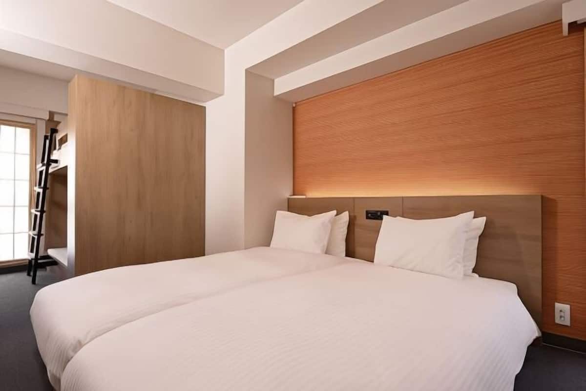 1 slaapkamer, donzen dekbedden, een kluis op de kamer