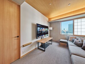 Suite, 2 habitaciones, para no fumadores (with Living Room Sofa) | Edredón, caja de seguridad en la habitación y escritorio 