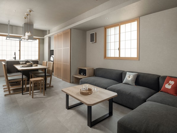 Suite Premium, 2 habitaciones | Edredón, caja de seguridad en la habitación y escritorio 