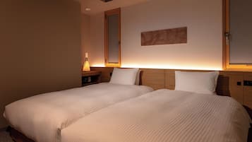 Suite Premium, 2 kamar tidur | Seprai antialergi, brankas, meja kerja, dan setrika/meja setrika