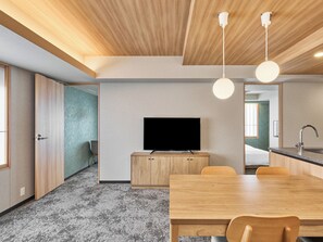 Suite, 2 kamar tidur, Bebas Asap Rokok (High Floor) | Area keluarga | Televisi layar datar 40-inci dengan saluran TV digital dan TV