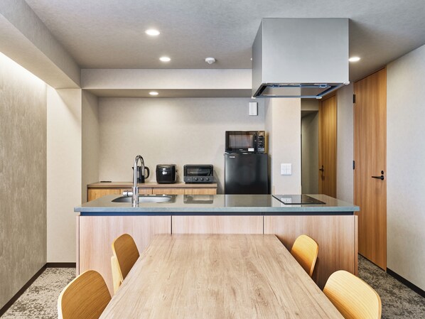 Suite, 2 habitaciones, para no fumadores (High Floor) | Cocina privada | Refrigerador con congelador, microondas y parrilla de estufa 