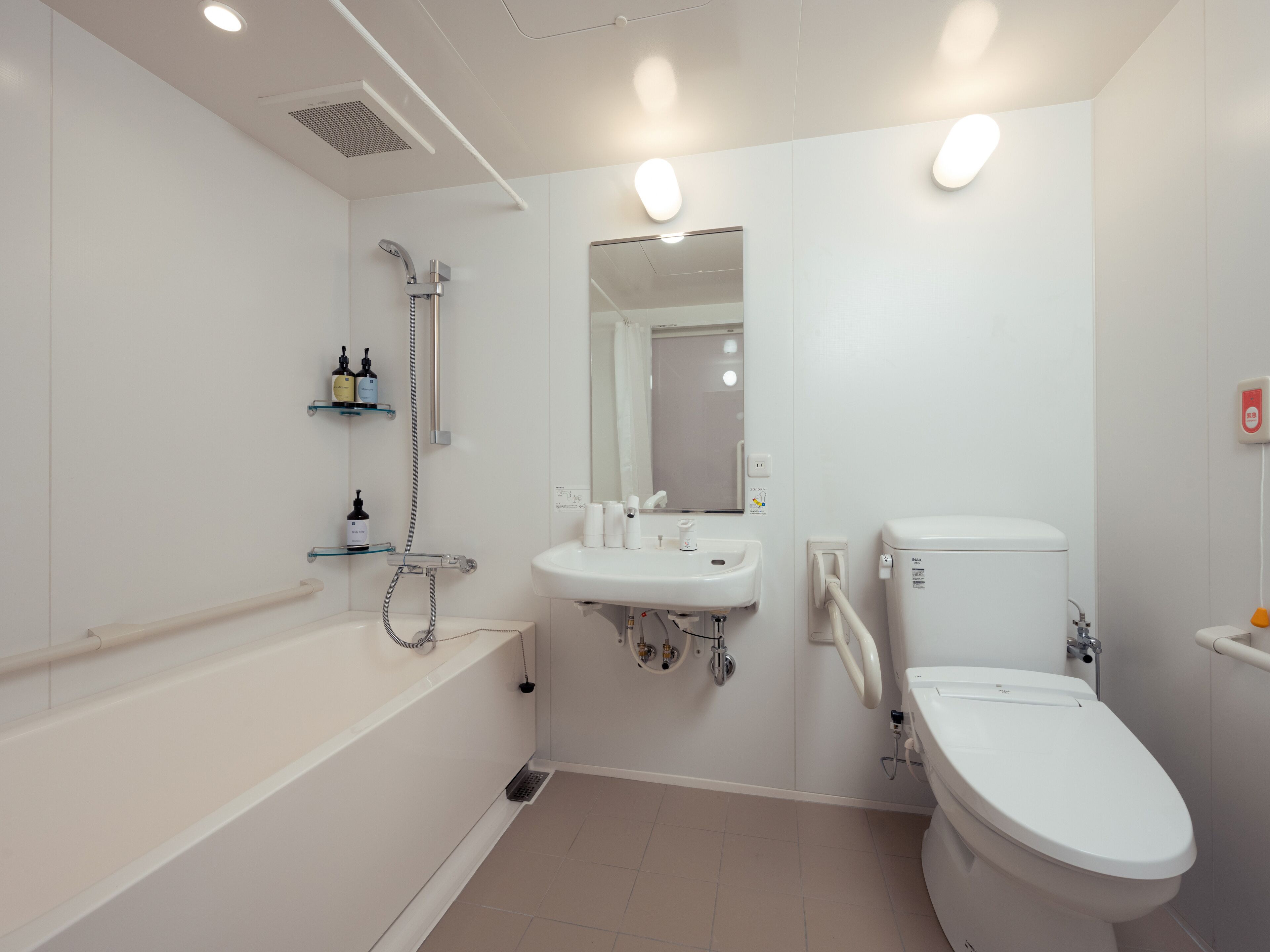 Ein modernes Badezimmer mit Badewanne, Toilette und Waschbecken.