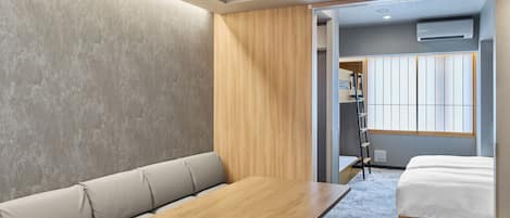 Cubrecamas, caja de seguridad en la habitación y escritorio