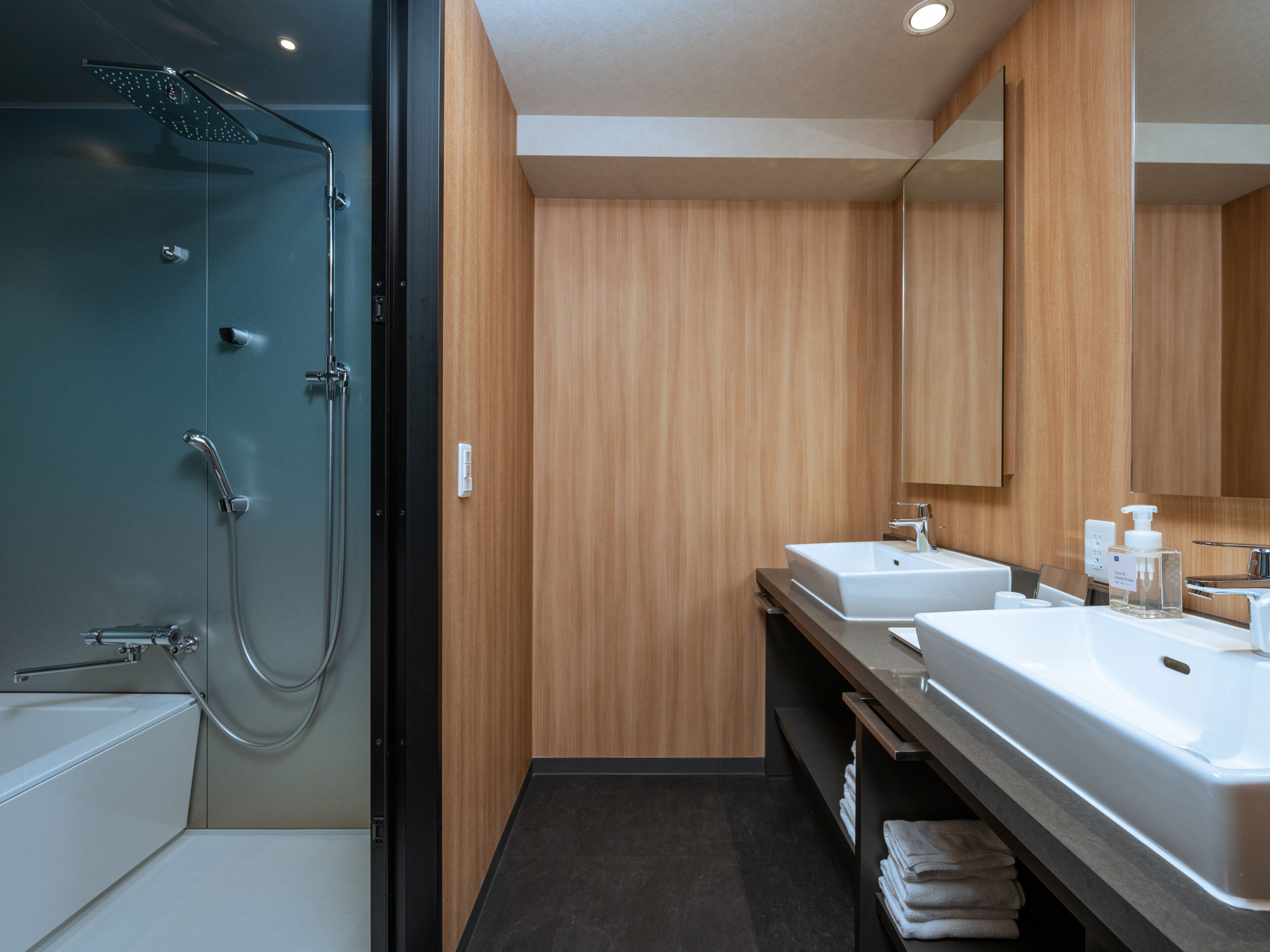City View Two-Bedroom Suite Non-smoking | Bathroom | Separate tub and shower, deep soaking tub, hair dryer, bidet