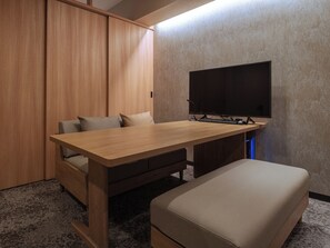 Edredones de plumas, caja fuerte, escritorio