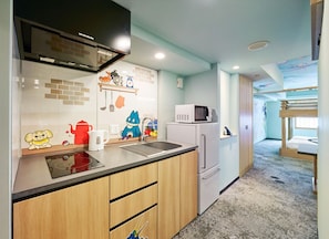 Apartamento, 1 habitación, no fumadores (Pokémon ROOM) | Cocina privada | Frigorífico grande, microondas, placa de cocina y cafetera o tetera