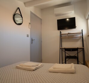 2 bedrooms, iron/ironing board, travel cot, WiFi