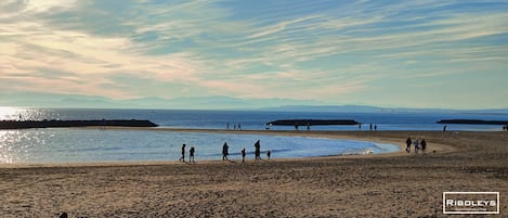 På stranden