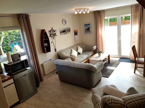 Tv, eldstad, dvd-spelare och böcker