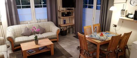 TV, peis, DVD-spiller og bøker