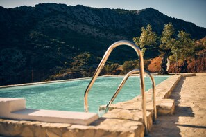 Una piscina al aire libre de temporada