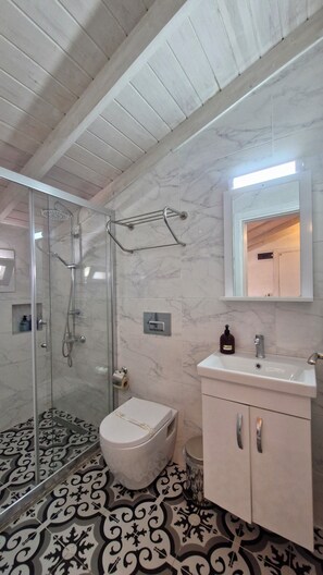 Scarlet 8 | Bathroom | Shower, hydromassage showerhead, towels, soap