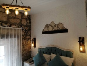 Minibar, espacio para trabajar con laptop, wifi gratis y ropa de cama 