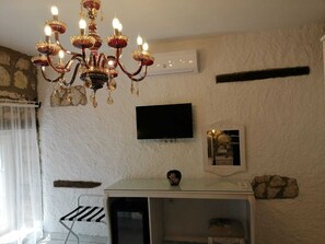 Rainbow 6 | Minibar, laptopgeeigneter Arbeitsplatz, kostenloses WLAN, Bettwäsche