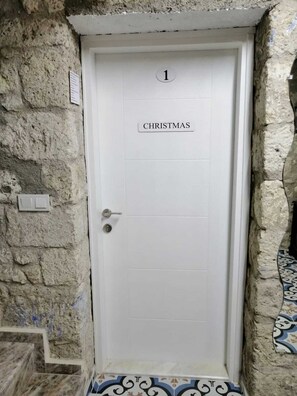 Minibar, espacio para trabajar con laptop, wifi gratis y ropa de cama 