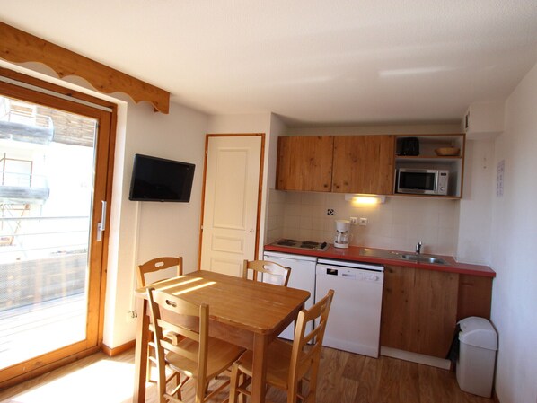 Fridge, microwave, dishwasher, coffee/tea maker