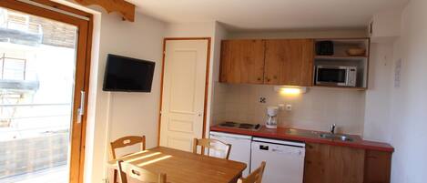 Frigorífico, microondas, lavavajillas y cafetera o tetera