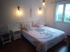 3 bedrooms, desk, WiFi, bed sheets