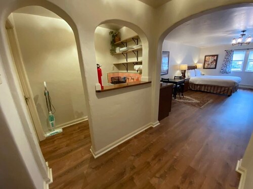 Spacious Private Suite * Free Parking * Parks/Boating/Golf