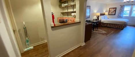 Tabla de planchar con plancha, wifi gratis y ropa de cama