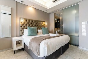 In-room safe, iron/ironing board, free WiFi, bed sheets - Mandela Rhodes W603 (Cape Town)