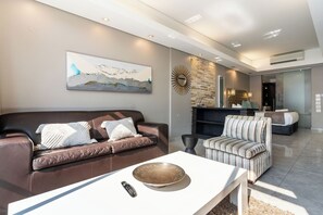 En 32-tommers Flatskjerm-TV med kabel-kanaler samt TV