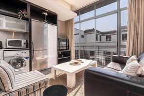 En 32-tommers Flatskjerm-TV med kabel-kanaler samt TV