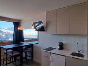 Kühlschrank, Mikrowelle, Wasserkocher mit Kaffee-/Teezubehör, Toaster