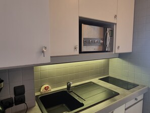 Geladeira, micro-ondas, cooktop, cafeteira/chaleira