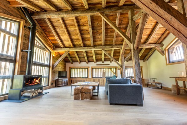 Smart TV, fireplace, DVD player, books - Detached 500m2 Farmhouse with Yoga Studio, Hot Tub and Sauna (Samoëns)
