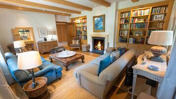 Smart TV, caminetto, lettore DVD, libri