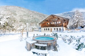 Outdoor spa tub - Detached 500m2 Farmhouse with Yoga Studio, Hot Tub and Sauna (Samoëns)