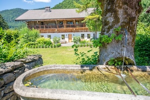 Property grounds - Detached 500m2 Farmhouse with Yoga Studio, Hot Tub and Sauna (Samoëns)