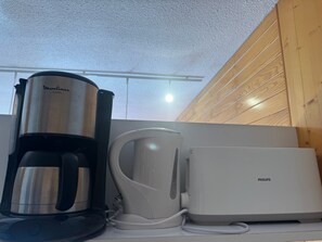 A coffee maker, a kettle, and a Philips appliance on a countertop. - Ski-in apartment, balcony, 5 ppl, Belle Plagne (Belle Plagne)