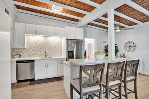 House | Private kitchen | Full-size fridge, stovetop, toaster, toaster oven - 5BR with Heated Pool 5 min to Beach (Pompano Beach)