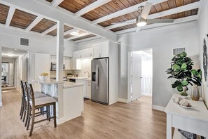Hus | Eget kök | Stort kylskåp, spishäll, brödrost och brödgrill