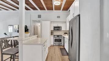 ハウス | 専用キッチン | 大型冷蔵庫、コンロ、トースター、オーブントースター