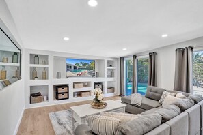 House | Living area | 42-inch flat-screen TV with digital channels, TV - 5BR with Heated Pool 5 min to Beach (Pompano Beach)