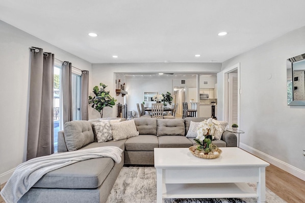 House | Living area | 42-inch flat-screen TV with digital channels, TV - 5BR with Heated Pool 5 min to Beach (Pompano Beach)