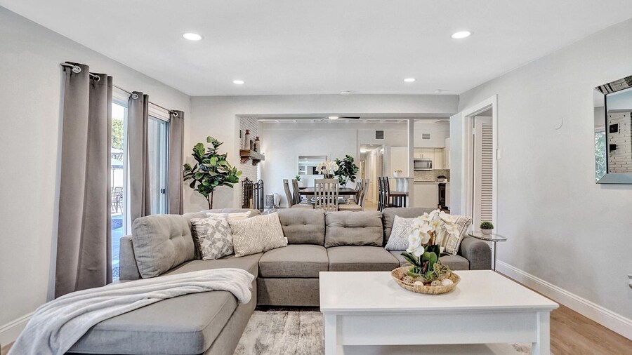 5BR with Heated Pool 5 min to Beach